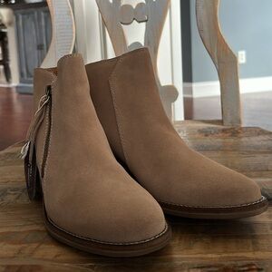 White Mountain Altos Suede Boots in Tan